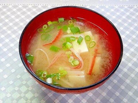 豆腐とカニカマの味噌汁